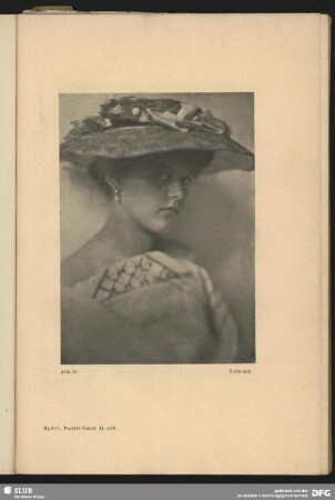 Junge Frau mit Hut