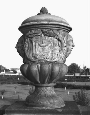Zyklus von Gartenvasen — Vase mit Masken und einem Springbrunnen