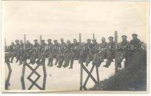 Soldatengruppe auf einem Steg