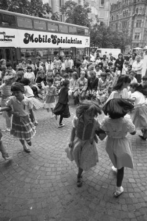 "Mobile Spielaktion" für die in Hausaufgabengruppen betreuten türkischen Kinder auf dem Kronenplatz, organisiert vom Stadtjugendausschuss Karlsruhe