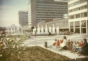 Dresden. Blick entlang der Prager Straße Richtung Hauptbahnhof