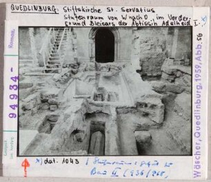 Quedlinburg: St. Servatius, Stufenraum von W nach O mit Sarg der Äbtissin Adelheid, Ausgrabung