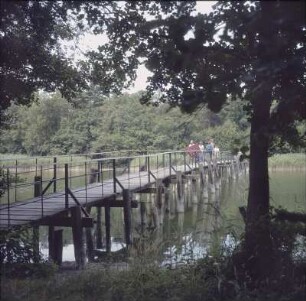 Darß. Naturschutzgebiet Darß. Binnensee mit Holzbrücke zwischen Prerow und Strand