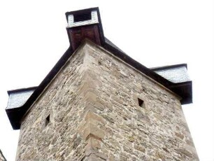 Kirchturm (um Jahr 1300) von Südosten-Obergeschoß mit Schlitzscharten sowie Dach-Eckerker (Wurferker-einst Wehrplattform)