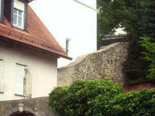 Ansicht von Südosten mit im Osten aus dem Tal ansteigender Kirchhofmauer vor dem Kirchturm (Chorturm) zur Bergseite-im 18 Jh Wehrgang mit Steinbrüstung entfernt