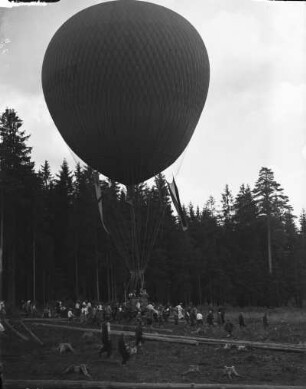 Jena. Ballonfahrertreffen. Startplatz für Ballonfahrt. Abhebender Ballon