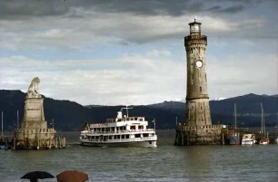 Lindau: Hafeneinfahrt mit Leuchtturm und Schiff, Hintergrund klare Berge