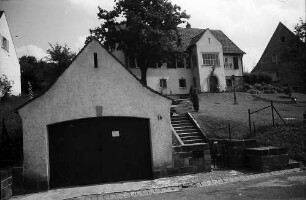 Freiburg i. Br.: Haus Sonnhalde, Straßenansicht mit Garage