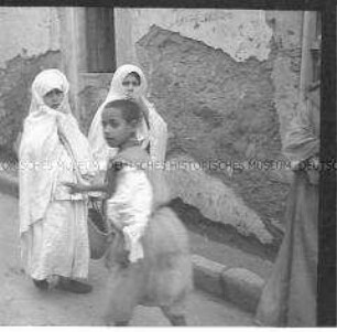 Kinder in Abayas in einer engen Gasse, Casablanca, Marokko