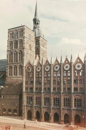 Stralsund. Rathaus und St.-Nikolai-Kirche am Alten Markt