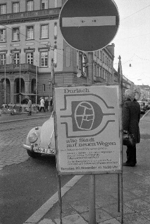 Eröffnung der probeweise eingeführten Fußgängerzone in der Pfinztalstraße zwischen Seboldstraße und Zunftstraße in Durlach