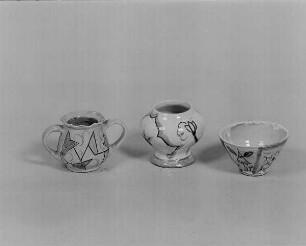 Doppelhenkelvase, Vase und Schälchen : Doppelhenkelvase, Vase und Schälchen. Keramik, glasiert, Aufglasurmalerei (um 1925; wohl K. Feuerriegel). Museum im Schloß Frohburg
