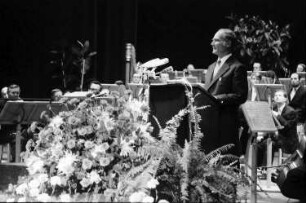 Freiburg: Stadttheater [Ansprache Oberbürgermeister Dr. Keidel; im Hintergrund Orchester]