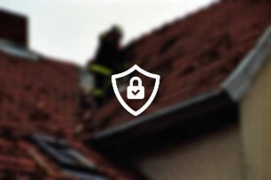 Hamburger Straße: Explosion eines Wohn- und Stallgebäudes: Feuerwehrmann auf beschädigtem Dach eines Gebäudes: 23. Januar 1998