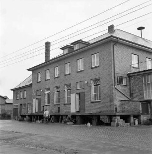 Meierei-Genossenschaft Todendorf-Mollhagen: Betriebsgebäude: Bauarbeiten an der Laderampe: davor zwei Arbeiter
