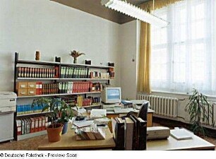 Sächsische Landesbibliothek - Staats- und Universitätsbibliothek Dresden. Zweigbibliothek Maschinenwesen, Teilbibliothek Fördertechnik, Baumaschinen und Logistik. Dienstzimmer Mitarbeiter : Dresden-Südvorstadt, Münchner Platz 3 (Georg-Schumann-Bau der TU Dresden). Sächsische Landesbibliothek - Staats- und Universitätsbibliothek Dresden. Zweigbibliothek Maschinenwesen, Teilbibliothek Fördertechnik, Baumaschinen und Logistik. Dienstzimmer Mitarbeiter