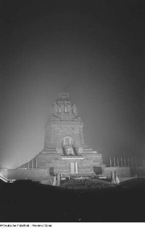 Geschmücktes Völkerschlachtdenkmal anlässlich der Feier zum Gedenken an die Völkerschlacht nach Sonnenuntergang