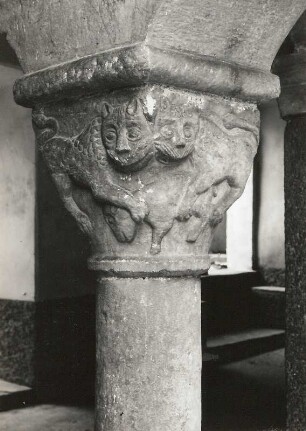 Millstatt. Ehemaliges Benediktinerkloster. Arkaden im Ostflügel des Kreuzganges (1101/1200). Kapitell
