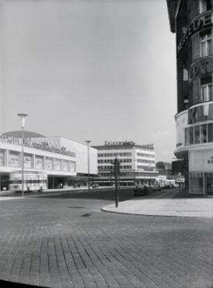 180° Panorama, Bild 7 von 8. Ansicht der Straßenkreuzung Kurfürstendamm, Joachimsthaler Straße mit Blick auf das Café Kranzler. Berlin-Charlottenburg, Kurfürstendamm