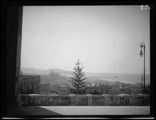 Cagliari (Sardinien, Italien): Stadtpanorama mit Blick von der Terasse Umberto I bzw. " Terrazza Umberto I." bis zum Meer