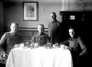 Erster Weltkrieg : Deutsche Militärs an einem gedeckten Tisch in einem Gasthaus