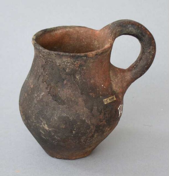 Clay vessel with handle