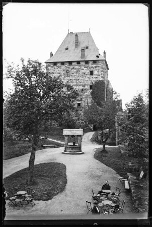 Nideggen. Burg mit Brunnen