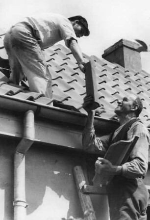 Hausbau. Sie decken das Dach des eigenen Hauses