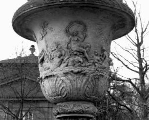 Dresden-Altstadt. Südöstliche Vase (um 1750) an der Hauptallee im Großen Garten, Nähe Palaisteich