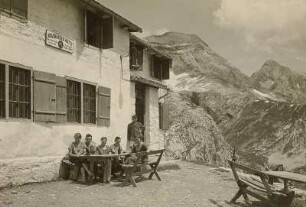 Lechtaler Alpen. Augsburger Hütte. Ansicht mit Gruppe von Bergsteigern und Bergsteigerinnen