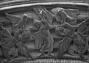 Hauptportal — Archivolten mit adorierenden Engeln, Archivoltenscheitel mit Posaunenengeln