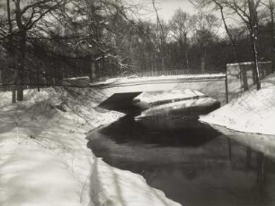 Leutzsch, Brücke : Leipzig-Leutzsch. Brücke über die Luppe, Gustav-Esche-Straße. Ansicht vom Ufer, Winteraufnahme