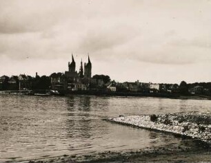 Blick auf Rees über den Niederrhein. In der Bildmitte die katholische Stadtpfarrkirche St. Mariä Himmelfahrt (1945 zerstört)