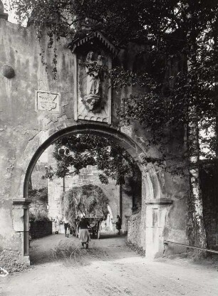 Münnerstadt. Jörgentor (1595) mit Madonna aus Sandstein (1386/1400). Feldseite