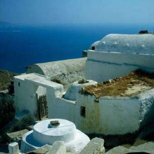Anafi. Halbtonnenbauten, Backofen und Zisterne in der Chora