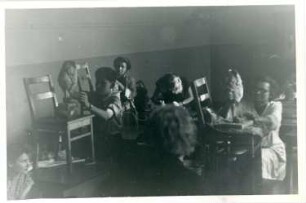 Etha Richter beim Unterrichten im Modellieren (wahrscheinlich für die Volkshochschule in Dresden)