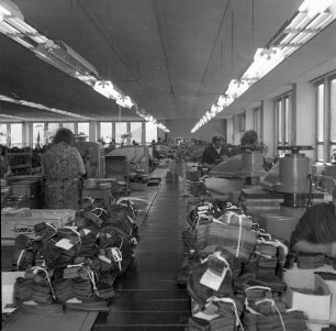 Roßwein, Bahndammstraße. VEB terra-Schuhfabrik. Produktionsablauf. Blick in einen Produktionsraum. Arbeit am Fließband