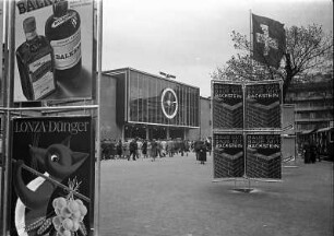 Basel: Neue Messehalle, Frontalansicht, Vordergrund Plakate