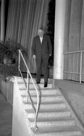Freiburg: Minister Erhard kommt die Treppe herunter