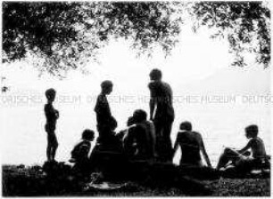 Gruppe Jugendlicher am Meer (Altersgruppe 18-21)