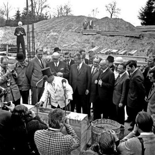 Friedrich-Ebert-Stiftung: Am Kratt: Heimvolkshochschule: Grundsteinlegung durch Bundeskanzler Willy Brandt: Maurer bereitet Grundstein vor: SPD-Landesvorsitzender Jochen Steffen, Bürgervorsteher Heinz Beusen, Bürgermeister Manfred Samusch, Politiker, Presse, Handwerker, 20. April 1971
