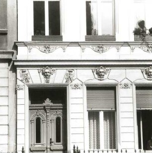 Cottbus, Karl-Liebknecht-Straße 115. Wohnhaus (E. 19. Jh.), Teilansicht der Fassade mit Eingang