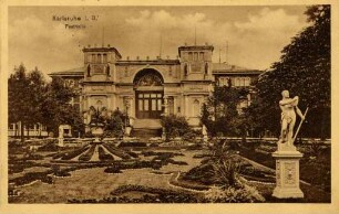 Postkartenalbum mit Motiven von Karlsruhe. "Karlsruhe in Baden. Festhalle". Festhalle mit Vorgarten