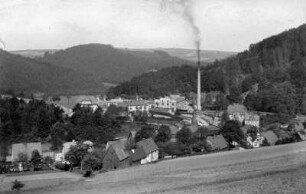 Blick über das Dorf zur Pilz-Fabrik, Schule und Bahnhof