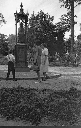 Johann-Peter-Hebel-Denkmal im Schloßgarten.