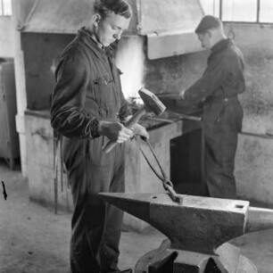 Lehrlinge von Borgward beim Schmieden am Amboss mit Hammer und Zange