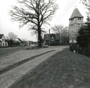 Krugau. Dorfstraße. Blick nach Norden mit Turm der Dorfkirche