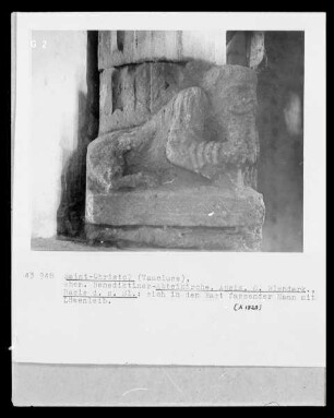 Säulenbasis als Sphinx