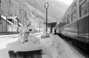 Hirschsprung: verschneiter Bahnsteig mit Tanne