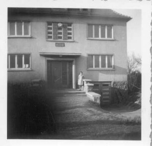 Wohnhaus : Meißen, Stadtparkhöhe 6. Wohnhaus (1934). Teilansicht der Haupteingangsfront mit einer jungen Frau neben der Haustür
